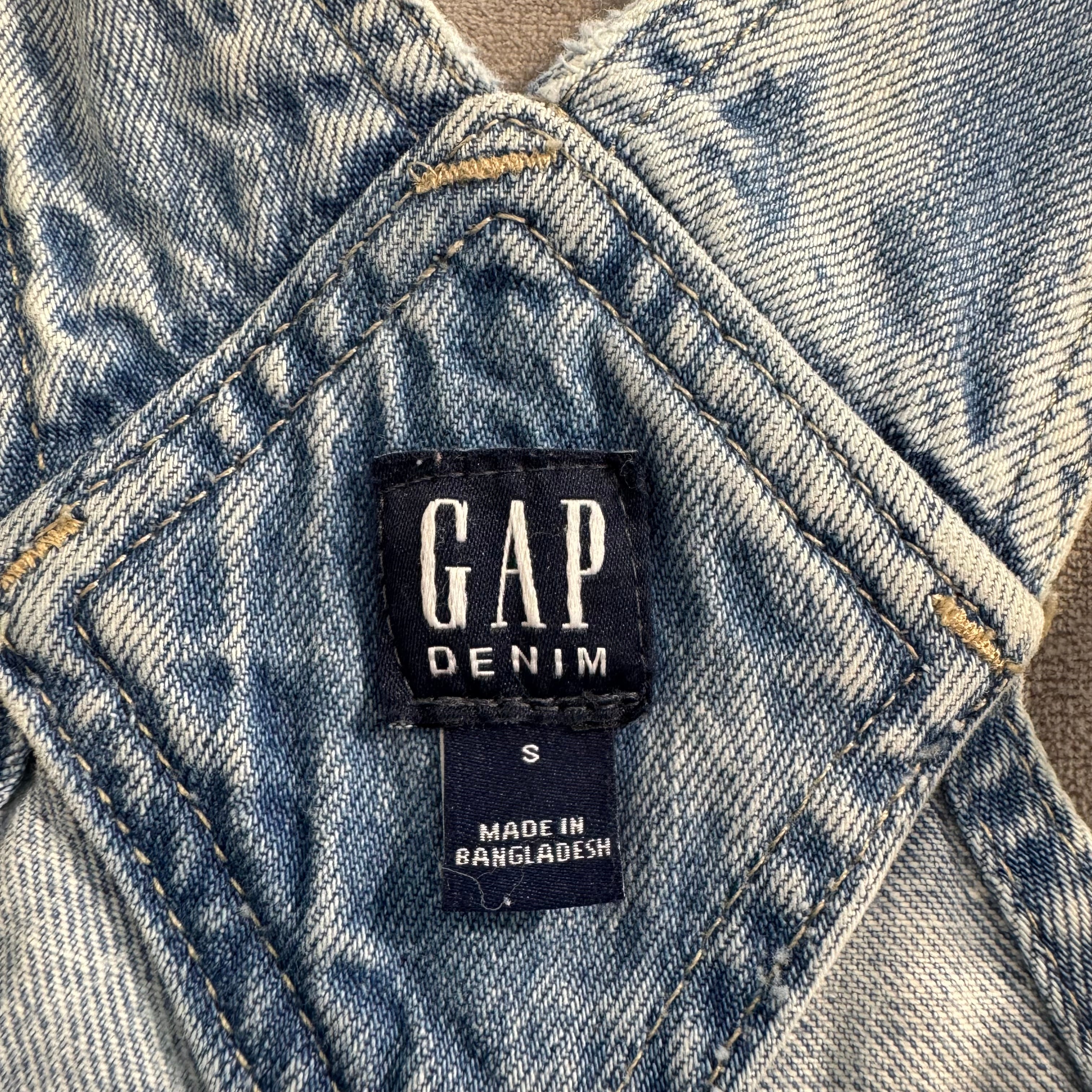 GAP Denim Overall Shorts Women’s Size Small – Light Wash Distressed Cutoff Romper